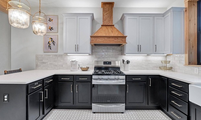 St. Charles Historic District House | BEAUTIFUL Historic 3 Bedroom Upscale Guesthouse!