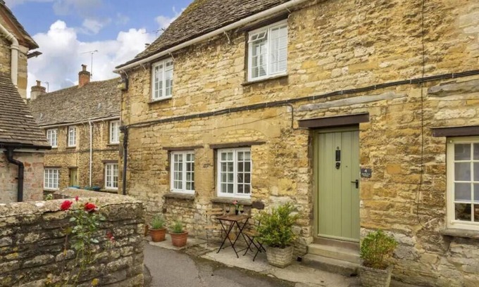 Burford House | Beautiful Historic High Street Cottage in Burford
