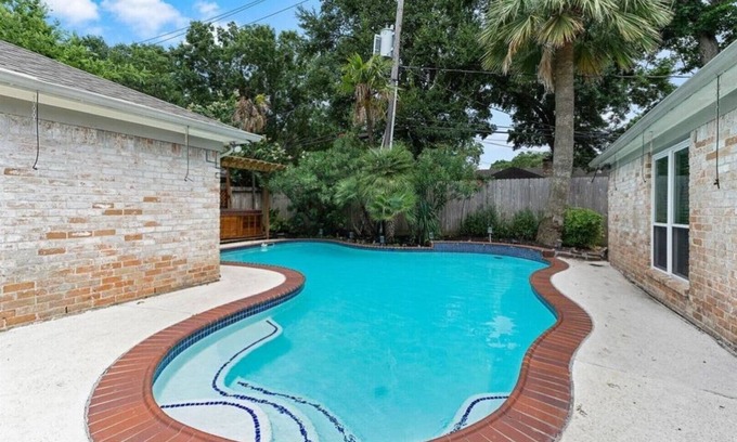 Woodlake - Briar Meadow House | Beautiful home 2 miles from the Galleria