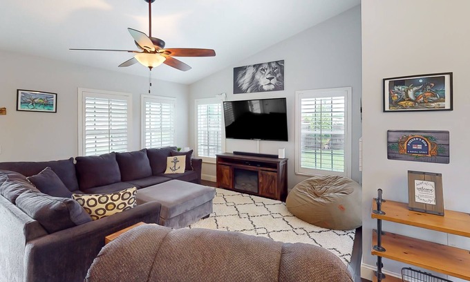 Rocky Point House | Beautiful home in a great location with enclosed yard, fireplace, & central AC