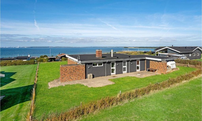 Skødshoved Strand House | Beautiful Home In Knebel With Wifi