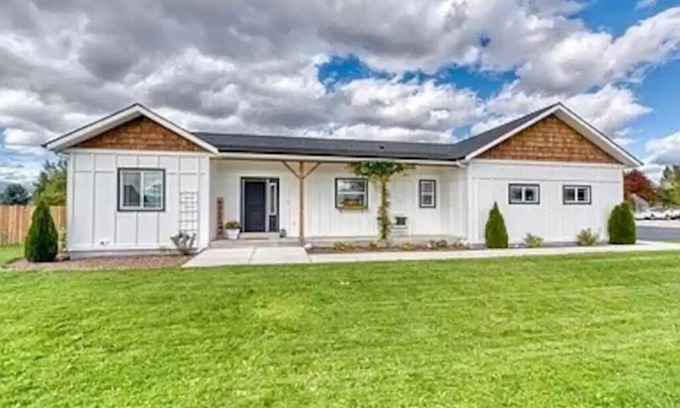 Corvallis House | Beautiful home with a hot tub that welcomes pets.