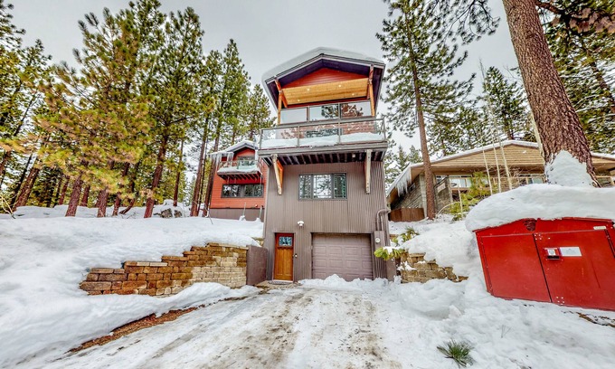 Lower Kingsbury House | Beautiful house by the mountains, beach & skiing with private hot tub, sleeps 10