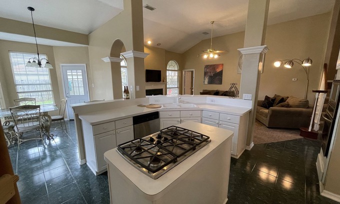 Porter House | Beautiful Houston Superb 4/5 bedroom Executive Home