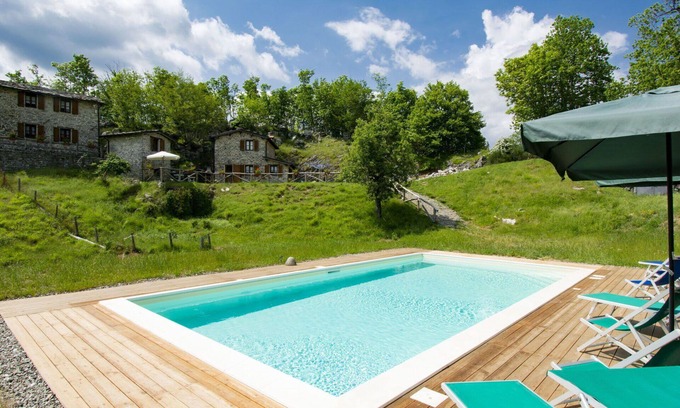 Fabbriche di Vallico Villa | Beautiful apartment in villa for 6 guests with WIFI, pool, TV, patio and pets allowed