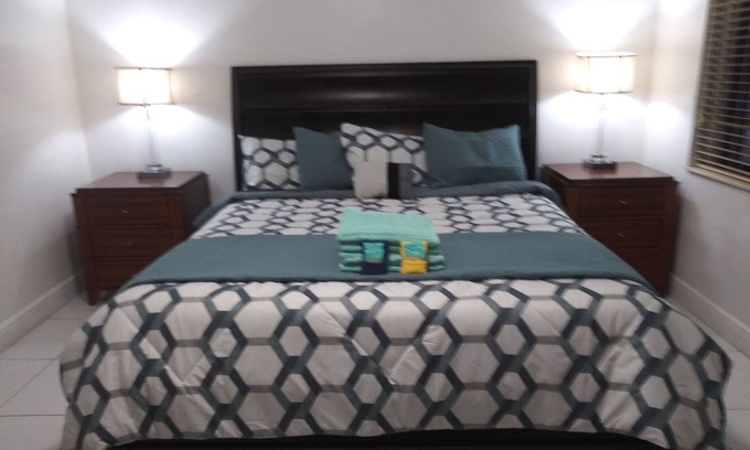 Deerfield Beach Hotel | Beautiful King Bed Studio
