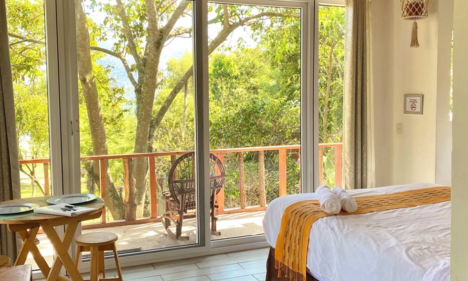 San Pablo La Laguna Apartment | Beautiful Lakefront Treehouse