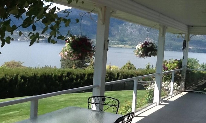Central Okanagan House | Beautiful Lake views home