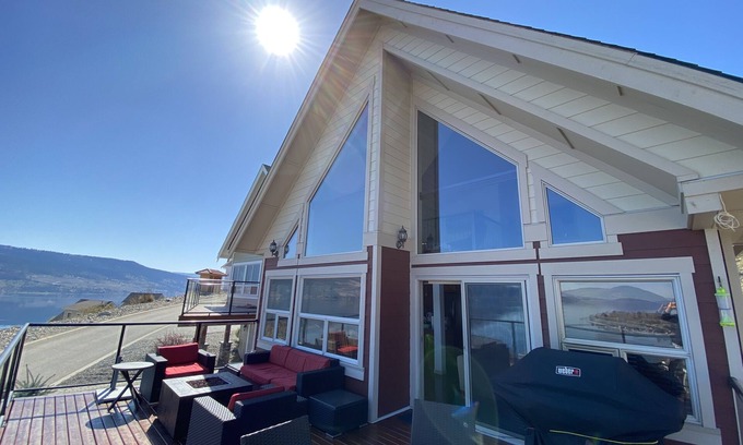 Central Okanagan House | Beautiful lake view cottage