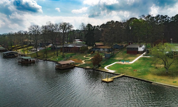 Mid America Cottage | Beautiful lakehouse on main channel with boat dock large backyard Lake access