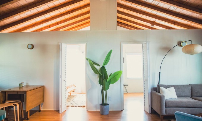 Galveston House | beautiful little Beach Baby- walking to the beach or bay