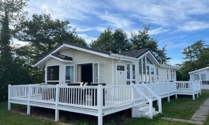 Hunstanton Cabin | Beautiful lodge at Manor Park in Norfolk ref 23006Bu