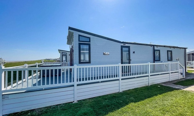 Hopton House | Beautiful lodge with full sea views at Broadland Sands in Suffolk ref 20235BS