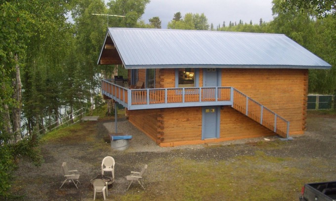 Soldotna House | Beautiful log home Kenai River has full length deck overlooking river