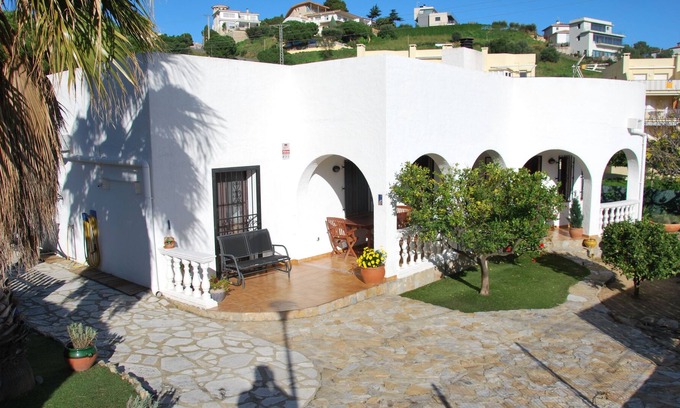 Llanca House | BEAUTIFUL MEDITERRANEAN VILLA - GRIFEU LLANCA BEACH - GARDEN AIR CONDITIONING WIFI