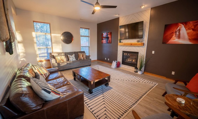 Flagstaff House | Beautiful Modern Home under the Ponderosa Pines - AC - Hot Tub - Fast Wifi