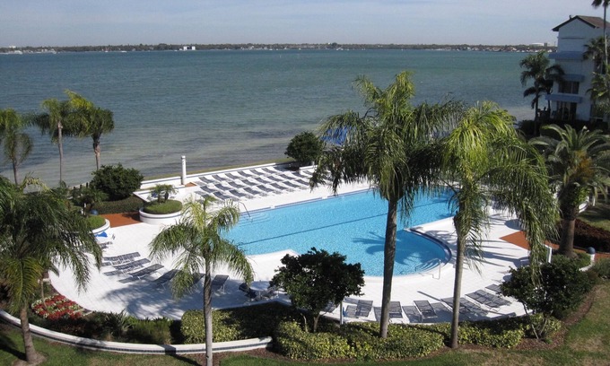 Bayway Isles Condo | Beautiful, modern 2 Bedroom plus Den Condo. Boca Ciega Bay Isla Key Isla Del Sol