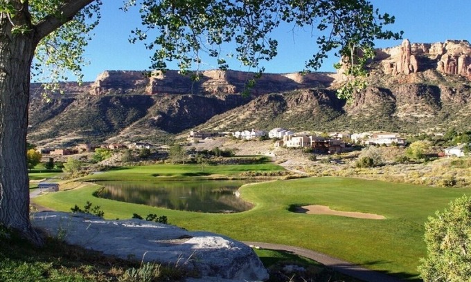 Redlands House | Beautiful Monument Getaway - next to golf course!