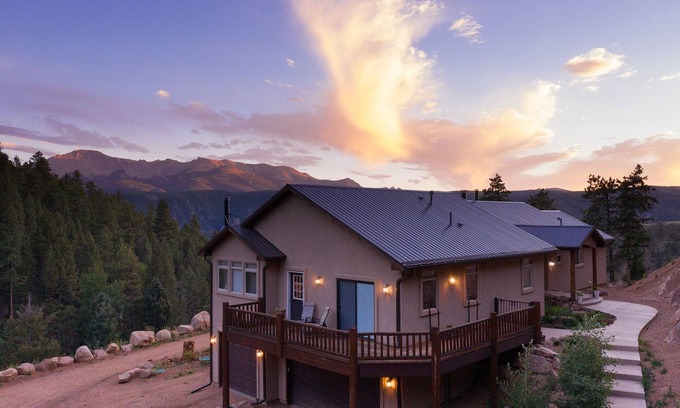Woodland Park House | Beautiful Mountain getaway with incredible views of Pikes Peak