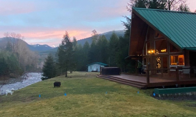 Packwood Cabin | Beautiful mountain cabin by river - 2.9 miles from town