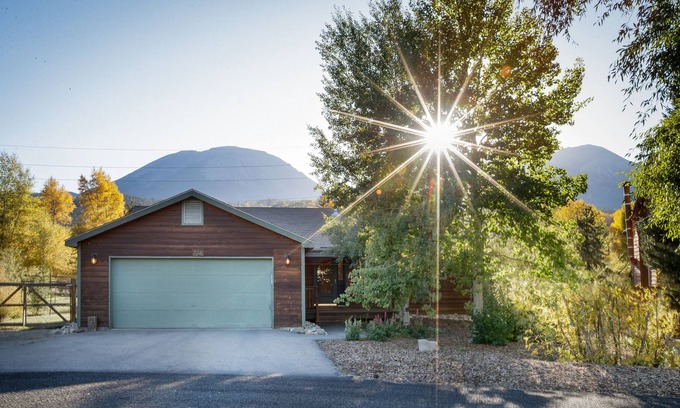 Willow Grove House | Beautiful Mountain Getaway - Right on the Blue River!