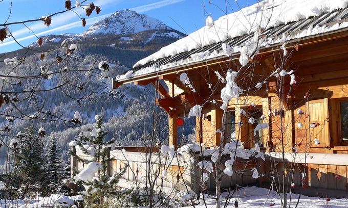 Saint-Chaffrey Ski Chalet | Beautiful new chalet 7 min walk from the slopes