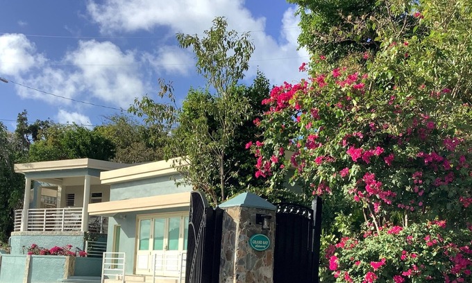Peterborg Cottage | Beautiful New Construction Cottage overseeing Megans Bay.