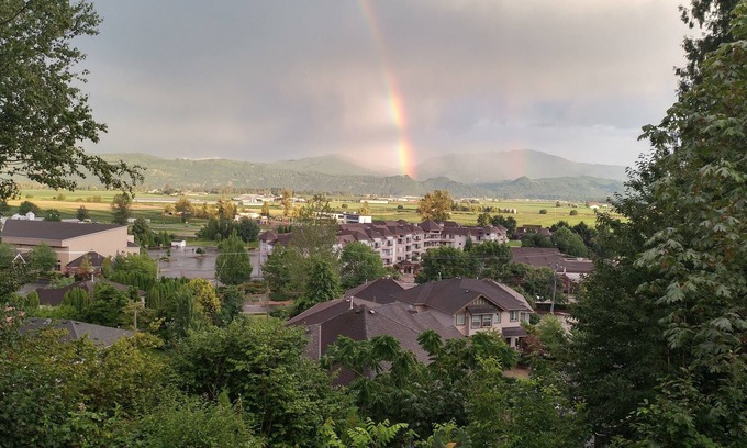 McMillan House | Beautiful new Mountainview Suite - 3 minutes to the highway