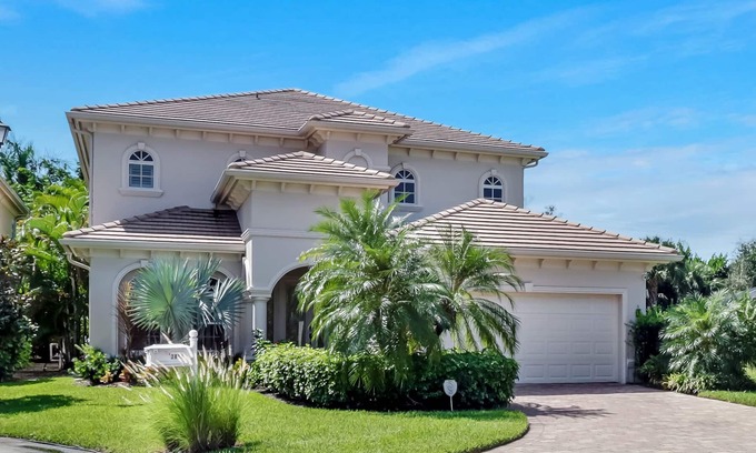Central Naples House | Beautiful newly furnished home in the heart of Naples - pool & 10 mins to beach!