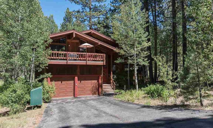 Truckee House | Beautiful Northstar lodge with private hot tub, perfect for families