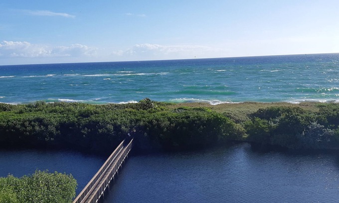 Pompano Beach Resort | Beautiful Ocean resort. Relaxing and quiet. Pompano Beach, Florida.
