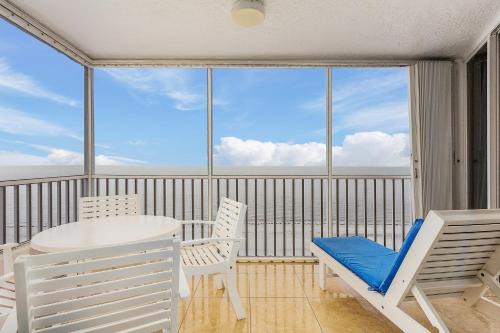 Fort Myers Beach Apartment | Beautiful Penthouse Condo - Corner Unit! condo