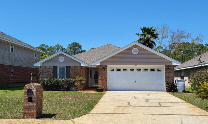 Gulf Breeze House | Beautiful Pet Friendly 4 bedroom, 2 Ba Home, 10 min to Beautiful Pensacola Beach