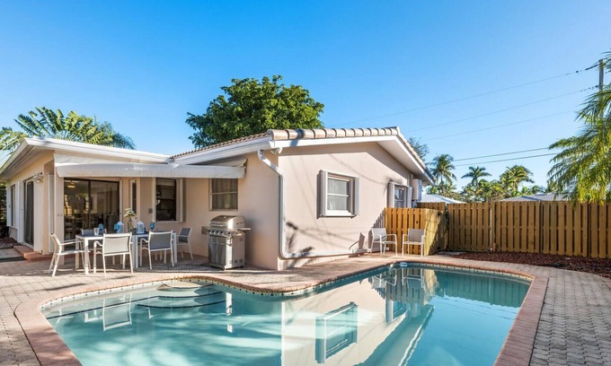Central Corals House | BEAUTIFUL POOL HOUSE