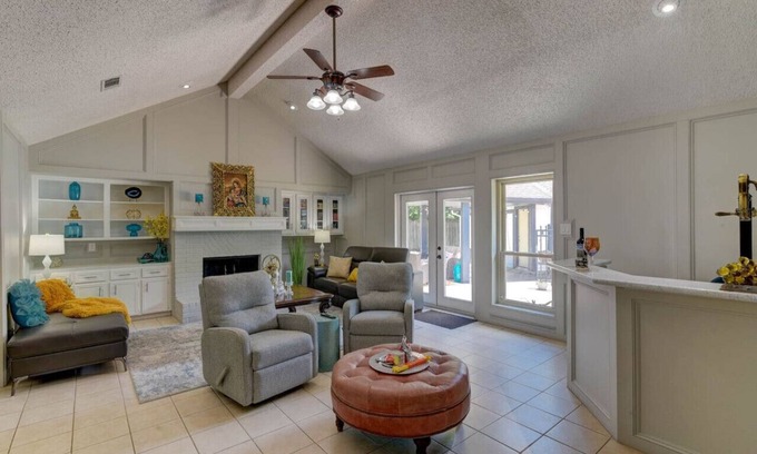 Friendswood House | Beautiful Pool! Relaxing Spacious Home
