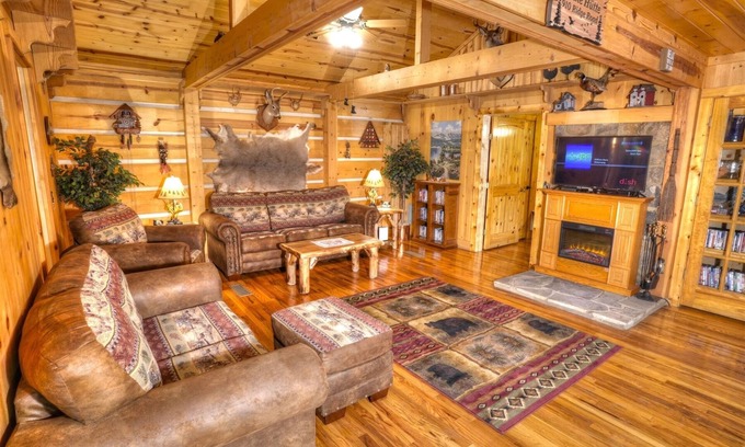 Helen House | BEAUTIFUL PREMIER CABIN! 2 bedroom NEWLY RENOVATED CABIN WITH HOT TUB!