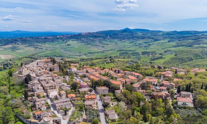 Montefollonico House | Beautiful private villa for 5 people with WIFI, A/C, TV, patio, pets allowed and panoramic view