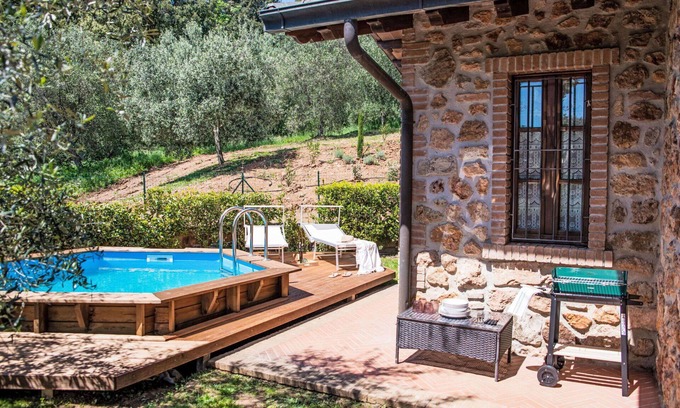 La Pesta House | Beautiful private villa for 4 people with WIFI, private pool, A/C, TV, patio and pets allowed