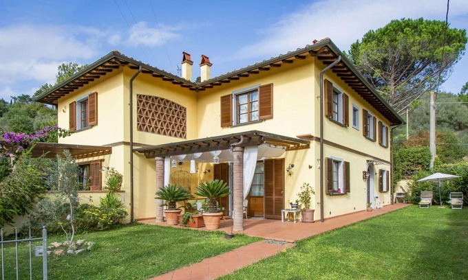 San Giuliano Terme House | Beautiful private villa for 7 people with A/C, WIFI, TV, terrace, pets allowed and parking