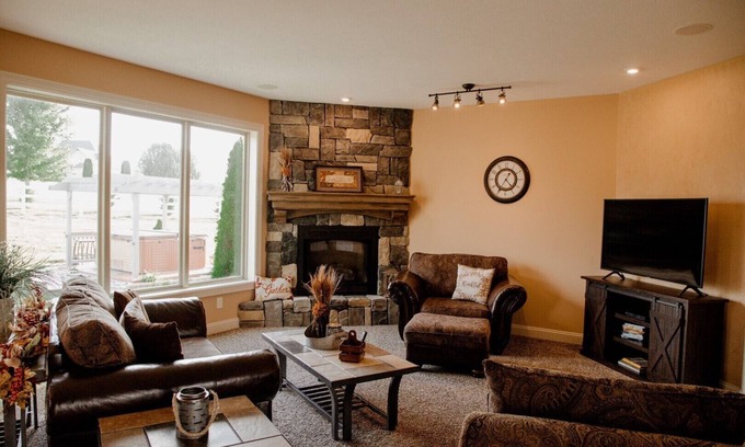 Turners House | Beautiful Private Getaway on 5 acres, with 6 bedrooms and 4 full bathrooms.