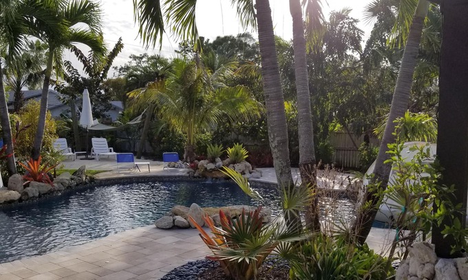 Jensen Beach House | ⭐ Beautiful Private Backyard Resort Heated Pool/Spa Downtown & Beaches