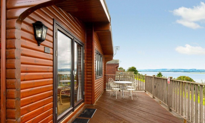 Kinross House | Beautiful private villa for 6 people with WIFI, TV, balcony and pets allowed