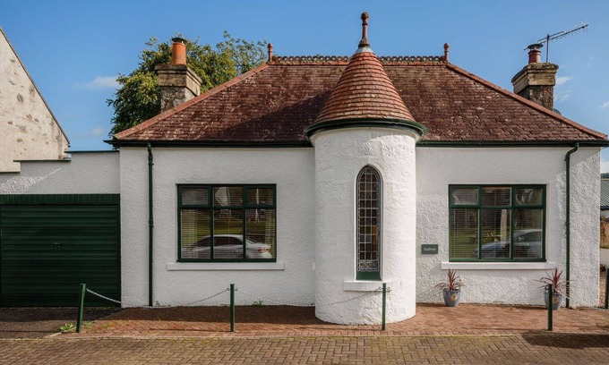 Drumnadrochit Villa | Beautiful private villa for 2 guests with WIFI, TV and patio