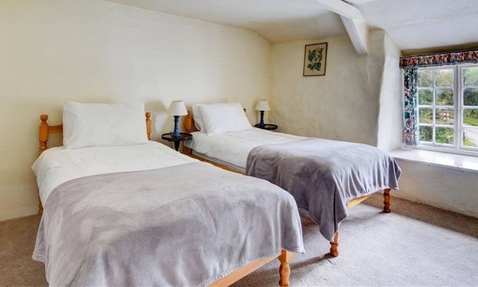 Lostwithiel House | Beautiful private villa for 5 people with WIFI, TV, patio and parking