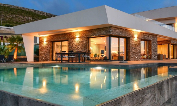 Cansalades Villa | Beautiful private villa for 8 people with A/C, WIFI, hot tub, private pool, TV and patio