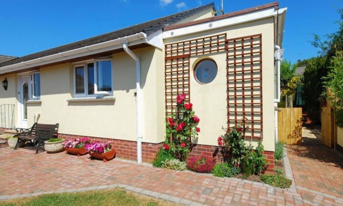 North Buckland Villa | Beautiful private villa for 4 people with WIFI, TV, patio, pets allowed and parking