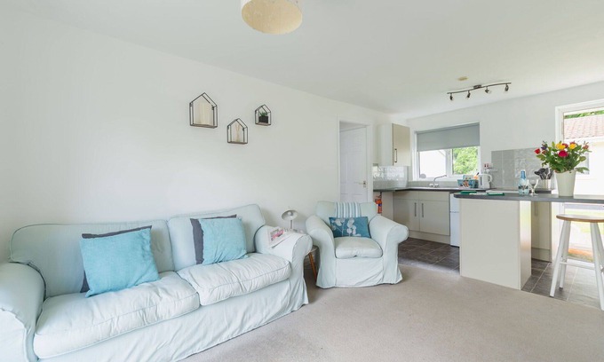 Liskeard House | Beautiful private villa for 4 guests with WIFI, TV and patio