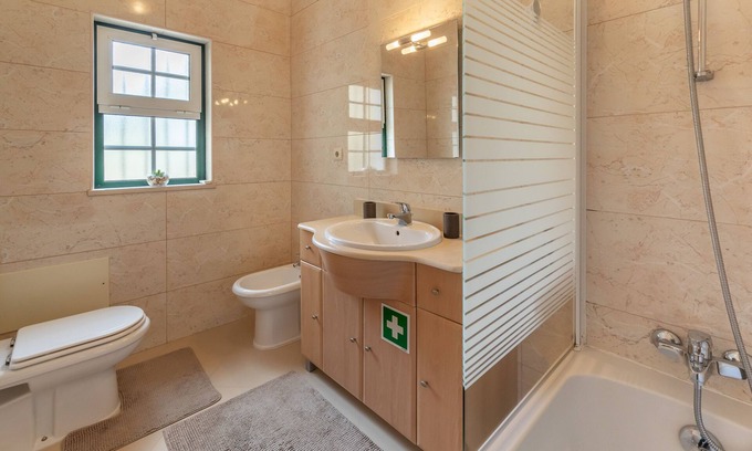 Alporchinhos Apartment | Beautiful apartment in a quiet location with sea views