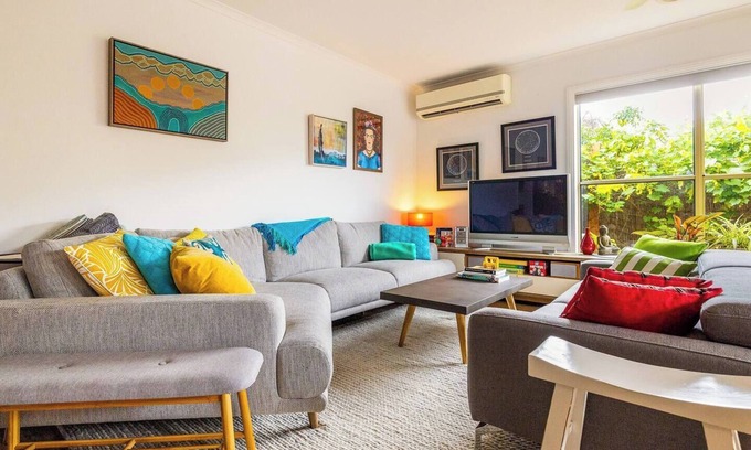 Hamlyn Heights House | Beautiful quiet home, Geelong West cafes – for families, LGBT guests, pets