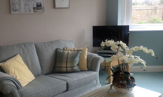Milford on Sea Apartment | Beautiful refurbished south facing apartment with a stroll across to the beach.